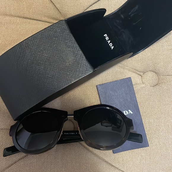 Prada - Picture 4 of 9